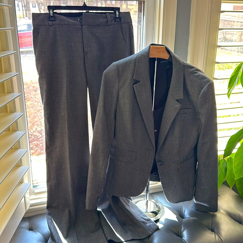Banana Republic suit, Martin fit trousers sz 6, blazer sz 6. Gray/Blk